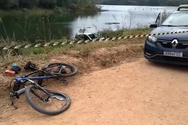 O ciclista estava no sentido oposto do carro. O choque foi de frente