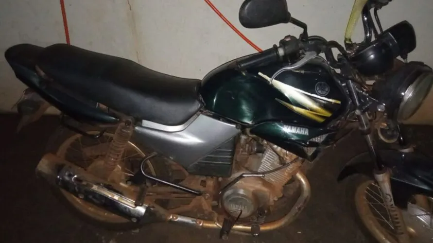 Os policiais flagraram três rapazes em duas motos, porém, eles fugiram em alta velocidade