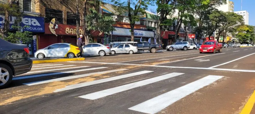 Pelo menos quatro motociclistas caíram no centro de Apucarana