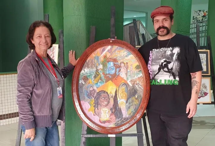 Rafael Alvino vem ao lado de Maria Agar Borda, secretária da Promoção Artística, Cultural e Turística de Apucarana