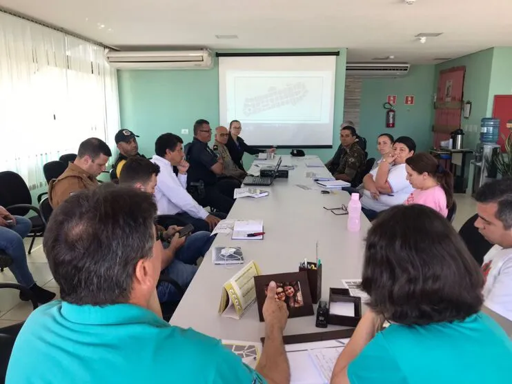 Reunião nesta segunda-feira no "Boné Pensador" contou com a presença do representantes do 30º BIMec, 10º BPM, GCM e Prefeitura