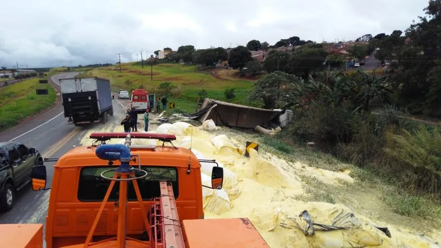 Um caminhão carregado com fubá tombou na BR-376 em Jandaia do Sul.