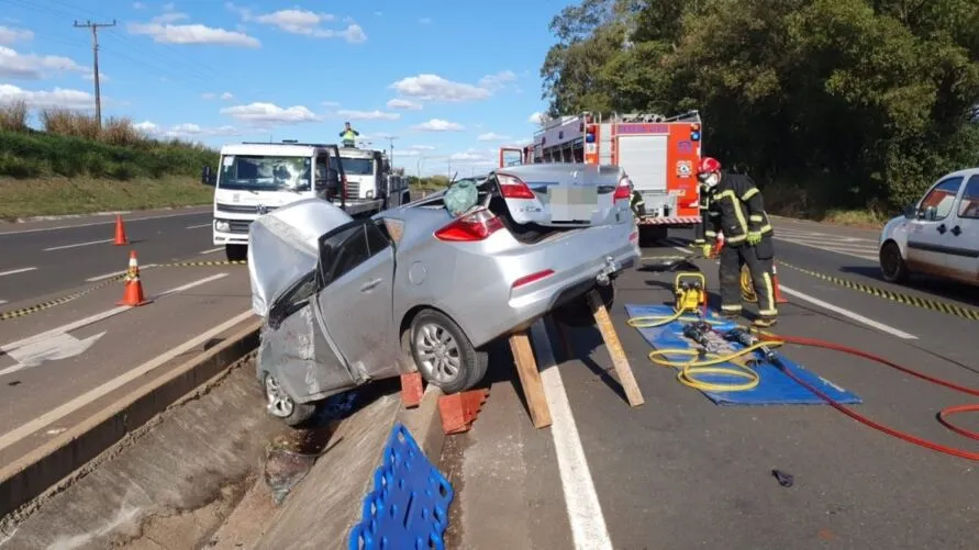 Um homem morreu após capotar o carro na BR-376 na tarde desta quinta-feira (11)