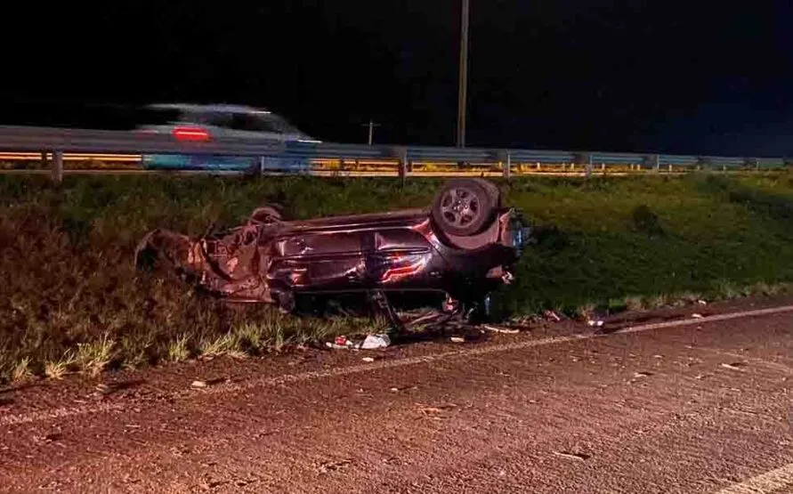 Veículo capotou após sair da pista no acesso a uma pista lateral de um viaduto em Guaíba