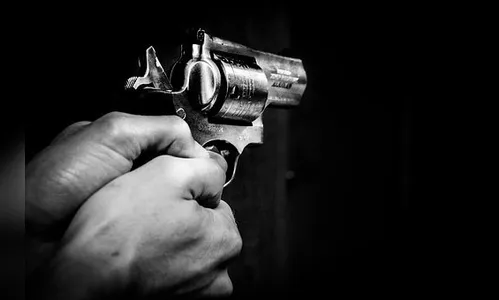 Ladrão armado assalta mulher no centro de Apucarana