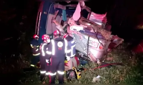 Acidente entre caminhonete e ônibus deixa um morto e 20 feridos no PR