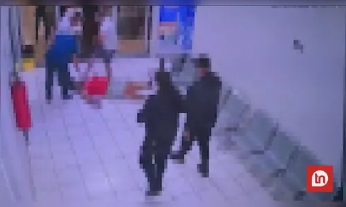 Câmeras flagram grupo agredindo homem em posto de saúde de Califórnia