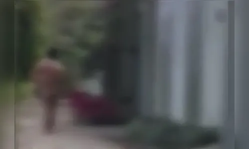 Homem é filmado correndo sem roupa no bairro de Curitiba; veja