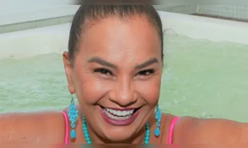 Solange Couto chama a atenção em ensaio na banheira