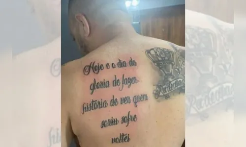 Torcedor do Cruzeiro tatua música e erros de português viralizam; veja