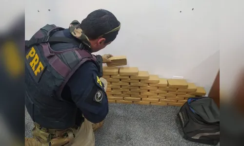 PRF apreende 61 quilos de pasta base em motocicleta no Paraná