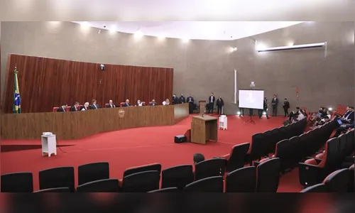 Eleitor deve deixar celular com mesário antes de votar; saiba mais