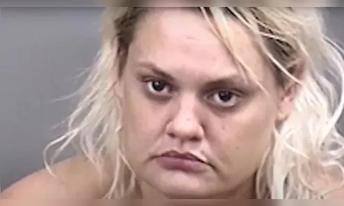 Vídeo: mulher se solta de algemas, atira contra policiais e os fere