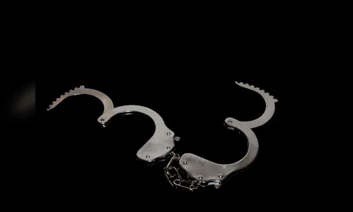 Mulher morde PM, quebra vidro de carro e ameaça o marido na região