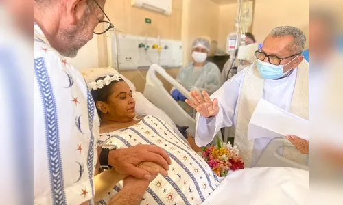 Paciente com câncer emociona ao se casar em hospital