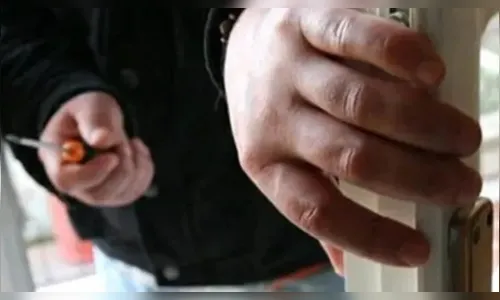 Comerciante aciona PM Apucarana ao ver ladrão arrombando loja