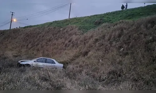 Carro cai em ribanceira de 30 metros no PR após problema mecânico