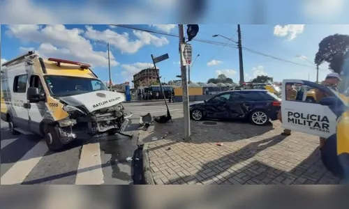 Acidente entre van da PM e carro deixa policial ferido no PR