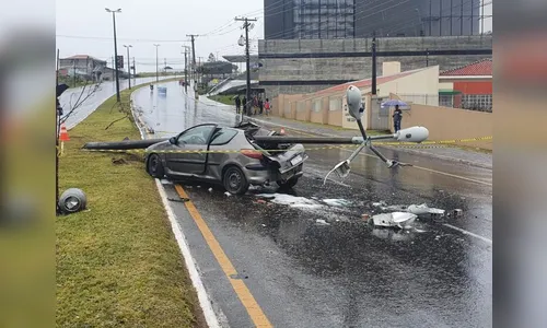 Adolescente de 14 anos morre após carro rodar e bater contra poste