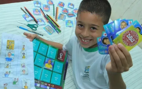 Assim que recebeu o livro oficial de figurinhas da Copa do Mundo, João Gabriel, de 8 anos, abriu um enorme sorriso