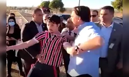 Bolsonaro se envolve em confusão com Youtuber em Brasília; vídeo