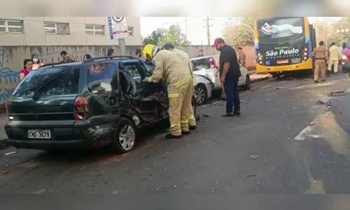 Câmera flagra ônibus provocando engavetamento com 11 veículos; veja