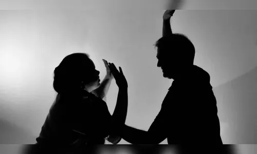 Homem mantém ex-mulher em cárcere privado, toma remédios e é preso