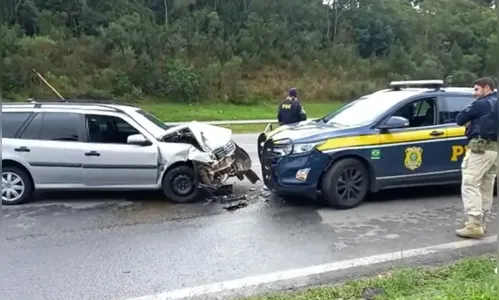 Três pessoas ficam feridas após acidente com viatura da PRF