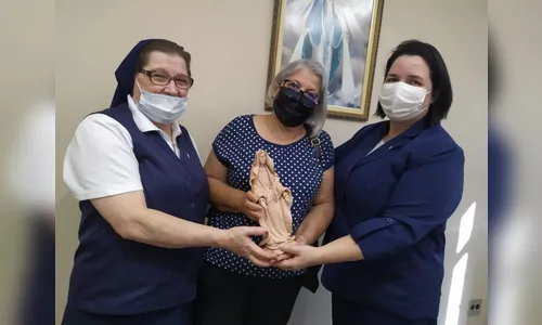 Esposa de paciente presenteia 'Providência' com imagem de santa