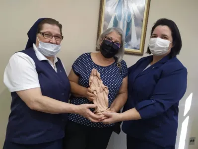 Em agradecimento pelo tratamento recebido pelo esposo, Cleusa Horácio, de Apucarana, presenteou a Unidade de Tratamento do Câncer do Hospital da Providência, com imagem de Nossa Senhoras das Graças