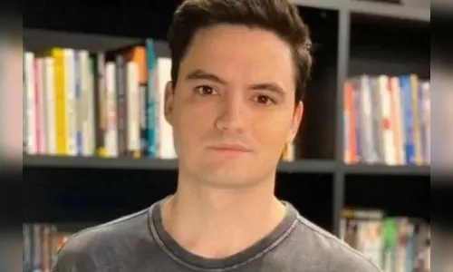 Felipe Neto rebate críticas após gastar R$ 1 mil em figurinhas