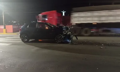 Câmera flagra acidente entre dois veículos na Av. Brasil em Apucarana
