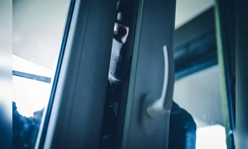 Ladrão se esconde em loja para furtar durante a noite, em Apucarana