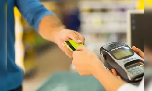 Idoso compra dois travesseiros e vendedor fatura R$ 3 mil no cartão