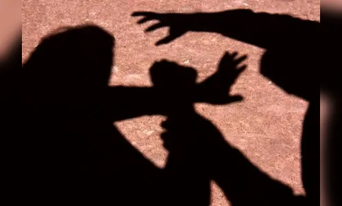 Rapaz invade casa para bater no convivente da mãe