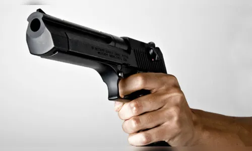 Rapaz é preso por ameaçar pessoas com simulacro de arma de fogo