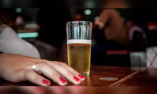 PM averigua denúncia de adolescente ingerindo bebida alcoólica