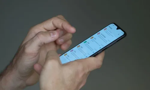 Vizinho pega celular emprestado, não devolve e gera confusão