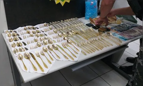 Mulher é presa com joias, drogas e dezenas de talheres, diz PM