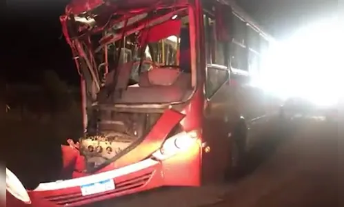 Colisão entre dois ônibus deixa oito trabalhadores feridos na PR-180