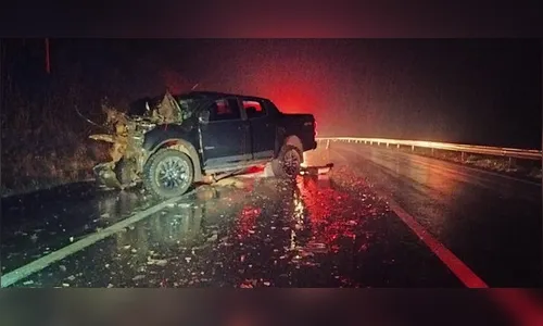Jovem morre após caminhonete colidir contra caminhão nesta madrugada