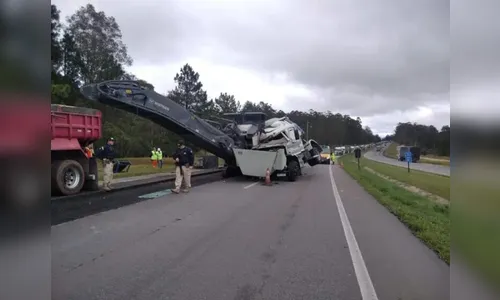 Caminhão tomba após bater contra maquinário de pavimentação no Paraná