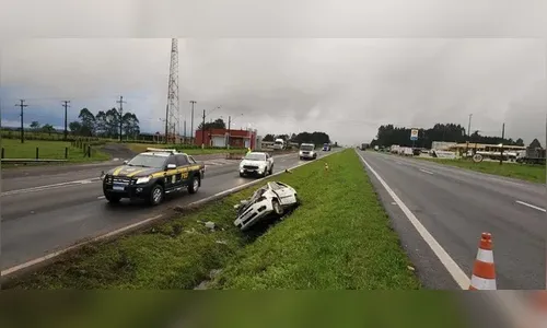 Passageiro morre após motorista embriagado capotar carro na BR-376