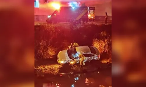 Carro cai dentro de rio no PR e motorista é resgatado pelos bombeiros