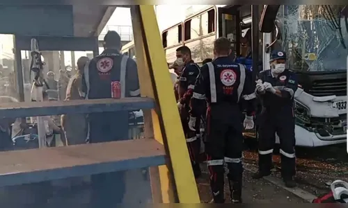 Passageiros ficam feridos em acidente entre dois ônibus
