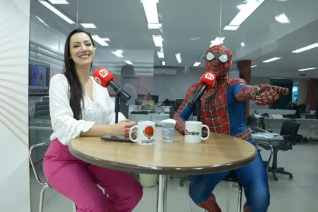 O araponguense Evandro Noel se tornou o "Homem-Aranha do bem" por amor a filha Manuela