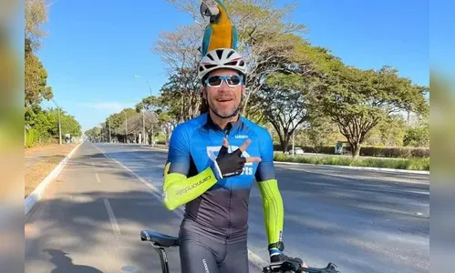 Durante treino, arara pousa em capacete de ciclista e 'pega carona'