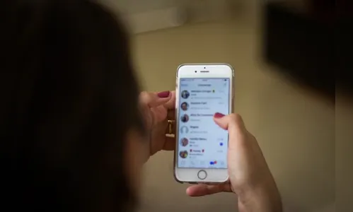 Mulher descobre traição ao achar pasta 'secreta' no celular do marido