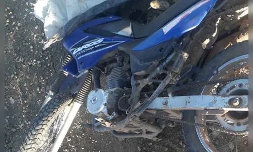 Jovem de 22 anos é encontrado morto ao lado da motocicleta