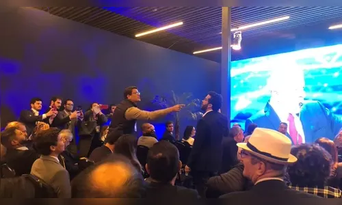 Briga entre políticos faz com que seguranças sejam chamados; assista